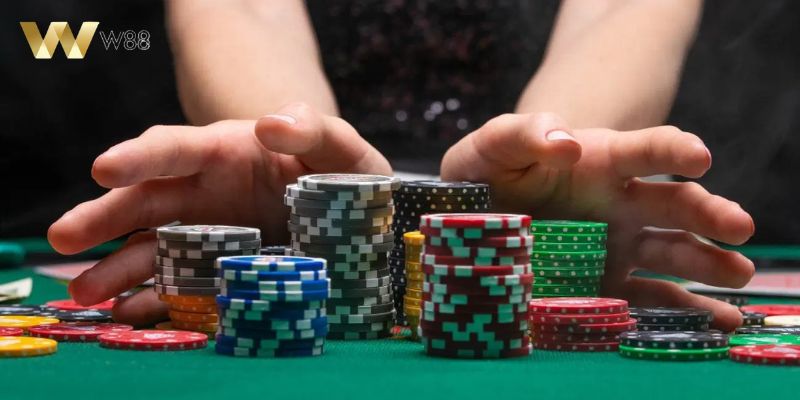 Giữ và úp bài là hai kỹ năng quan trọng trong cách chơi poker